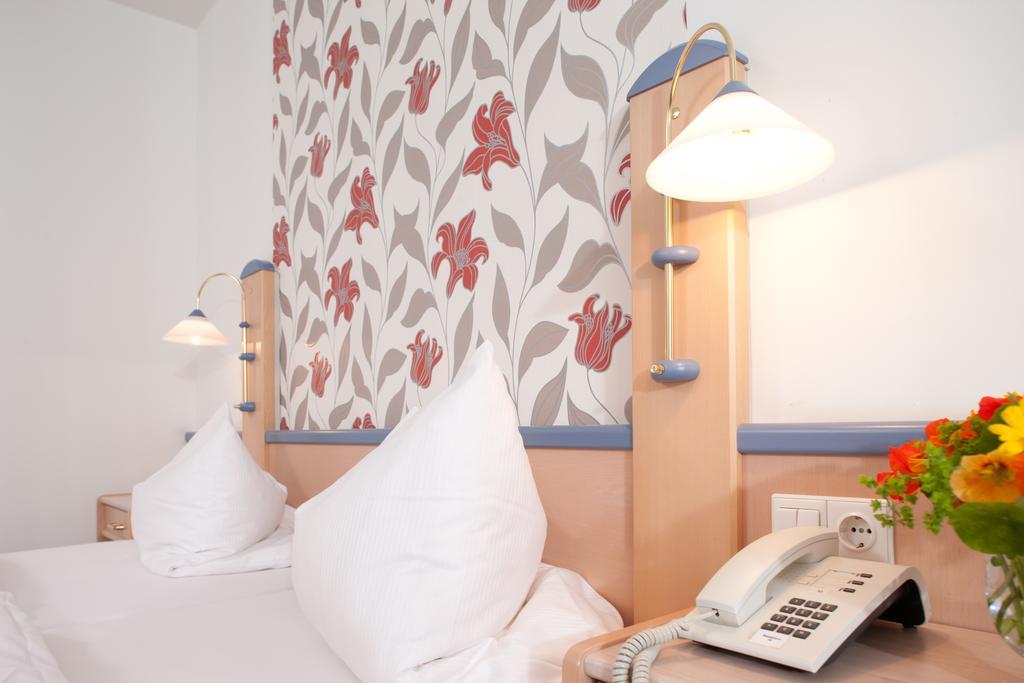Behringers Freizeit - Und Tagungshotel Goessweinstein Exterior foto